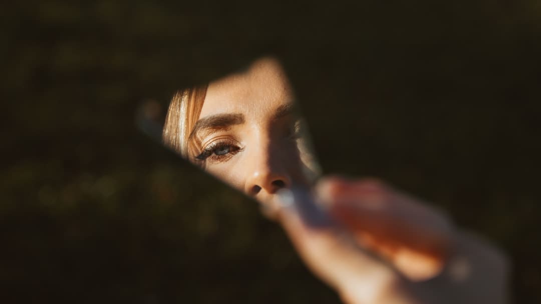盯着拾荒老人不放，是怜悯？还是想遮羞？